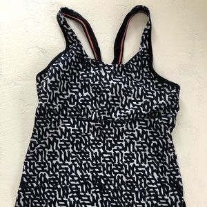 Black and white lululemon workout top